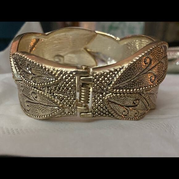 Silvertone bracelet with faux clear stones hinged closure intricate design - Picture 4 of 4